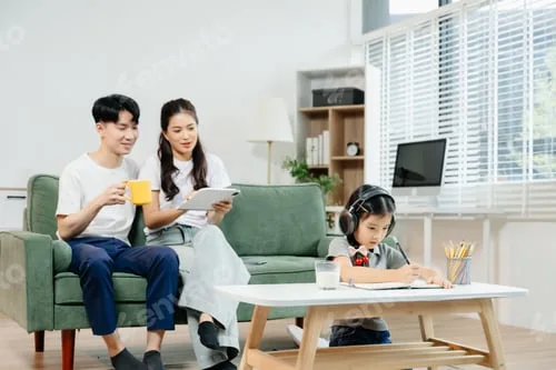 Rodzina spędzająca czas razem w jasnym, przewiewnym salonie
